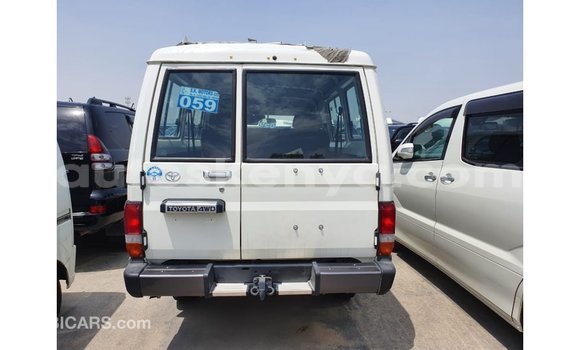 Nunua Imported Toyota Land Cruiser Nyeupe Gari ndani ya Import - Dubai nchini Kati Kenya Nunua Imported Toyota Land Cruiser Nyeupe Gari ndani ya Import - Dubai nchini Kati Kenya