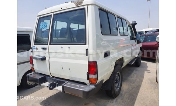 Nunua Imported Toyota Land Cruiser Nyeupe Gari ndani ya Import - Dubai nchini Kati Kenya Nunua Imported Toyota Land Cruiser Nyeupe Gari ndani ya Import - Dubai nchini Kati Kenya