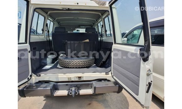 Nunua Imported Toyota Land Cruiser Nyeupe Gari ndani ya Import - Dubai nchini Kati Kenya Nunua Imported Toyota Land Cruiser Nyeupe Gari ndani ya Import - Dubai nchini Kati Kenya
