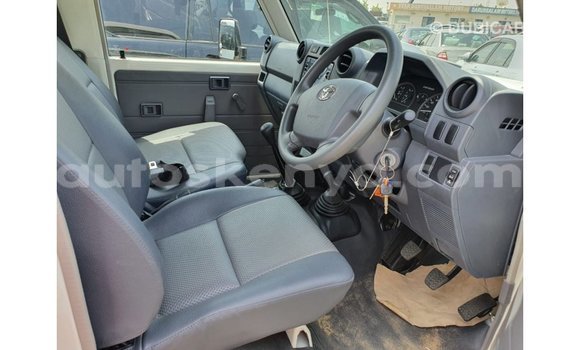 Nunua Imported Toyota Land Cruiser Nyeupe Gari ndani ya Import - Dubai nchini Kati Kenya Nunua Imported Toyota Land Cruiser Nyeupe Gari ndani ya Import - Dubai nchini Kati Kenya