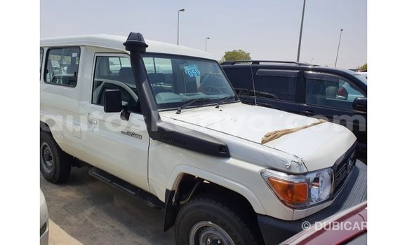 Nunua Imported Toyota Land Cruiser Nyeupe Gari ndani ya Import - Dubai nchini Kati Kenya Nunua Imported Toyota Land Cruiser Nyeupe Gari ndani ya Import - Dubai nchini Kati Kenya