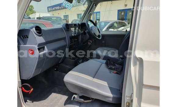 Nunua Imported Toyota Land Cruiser Nyeupe Gari ndani ya Import - Dubai nchini Kati Kenya Nunua Imported Toyota Land Cruiser Nyeupe Gari ndani ya Import - Dubai nchini Kati Kenya