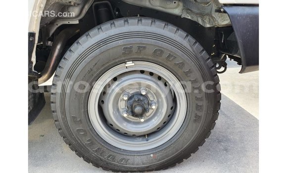 Nunua Imported Toyota Land Cruiser Nyeupe Gari ndani ya Import - Dubai nchini Kati Kenya Nunua Imported Toyota Land Cruiser Nyeupe Gari ndani ya Import - Dubai nchini Kati Kenya