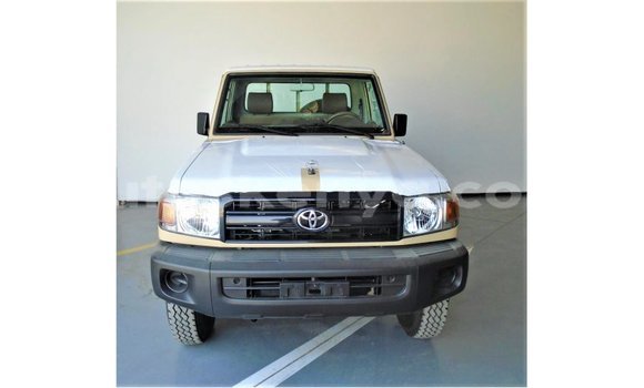 Nunua Imported Toyota Land Cruiser Beige Gari ndani ya Import - Dubai nchini Kati Kenya