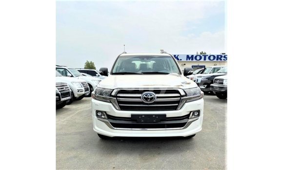 Imported Toyota Land Cruiser White Makiinaa iti Import - Dubai keessatti Central Kenya keessatti
