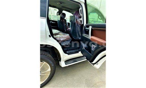 Buy Import Toyota Land Cruiser White Car in Import - Dubai in Central Kenya Buy Import Toyota Land Cruiser White Car in Import - Dubai in Central Kenya