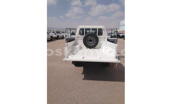 Imported Toyota Land Cruiser White Makiinaa iti Import - Dubai keessatti Central Kenya keessatti Imported Toyota Land Cruiser White Makiinaa iti Import - Dubai keessatti Central Kenya keessatti