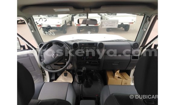 Imported Toyota Land Cruiser White Makiinaa iti Import - Dubai keessatti Central Kenya keessatti Imported Toyota Land Cruiser White Makiinaa iti Import - Dubai keessatti Central Kenya keessatti
