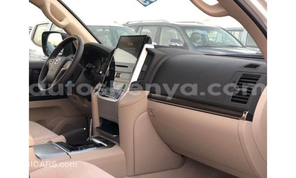 Nunua Imported Toyota Land Cruiser Nyeupe Gari ndani ya Import - Dubai nchini Kati Kenya Nunua Imported Toyota Land Cruiser Nyeupe Gari ndani ya Import - Dubai nchini Kati Kenya