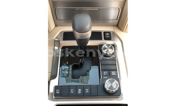 Imported Toyota Land Cruiser White Makiinaa iti Import - Dubai keessatti Central Kenya keessatti Imported Toyota Land Cruiser White Makiinaa iti Import - Dubai keessatti Central Kenya keessatti