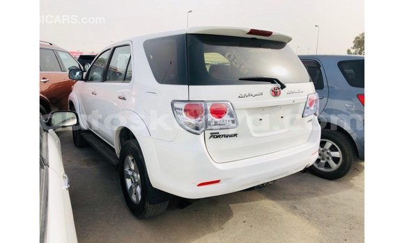 Imported Toyota Fortuner White Makiinaa iti Import - Dubai keessatti Central Kenya keessatti Imported Toyota Fortuner White Makiinaa iti Import - Dubai keessatti Central Kenya keessatti