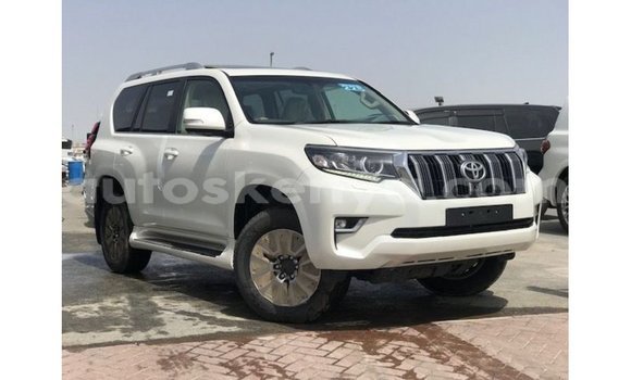 Nunua Imported Toyota Prado Nyeupe Gari ndani ya Import - Dubai nchini Kati Kenya