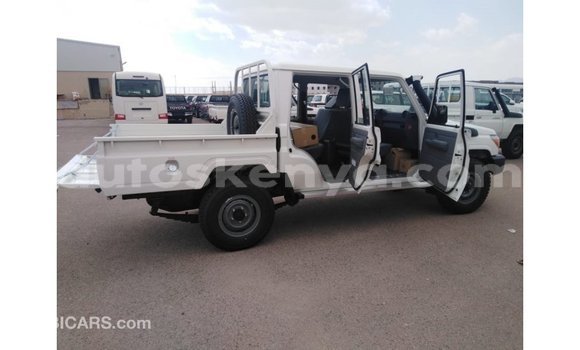 Imported Toyota Land Cruiser White Makiinaa iti Import - Dubai keessatti Central Kenya keessatti Imported Toyota Land Cruiser White Makiinaa iti Import - Dubai keessatti Central Kenya keessatti