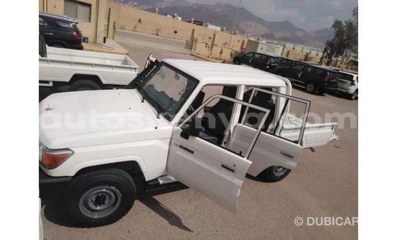 Imported Toyota Land Cruiser White Makiinaa iti Import - Dubai keessatti Central Kenya keessatti Imported Toyota Land Cruiser White Makiinaa iti Import - Dubai keessatti Central Kenya keessatti