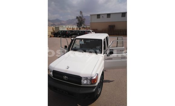 Imported Toyota Land Cruiser White Makiinaa iti Import - Dubai keessatti Central Kenya keessatti Imported Toyota Land Cruiser White Makiinaa iti Import - Dubai keessatti Central Kenya keessatti