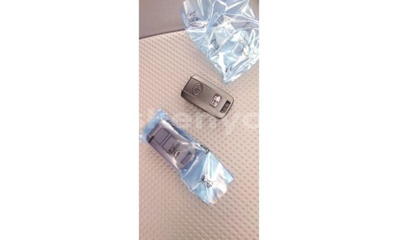 Imported Toyota Land Cruiser White Makiinaa iti Import - Dubai keessatti Central Kenya keessatti Imported Toyota Land Cruiser White Makiinaa iti Import - Dubai keessatti Central Kenya keessatti