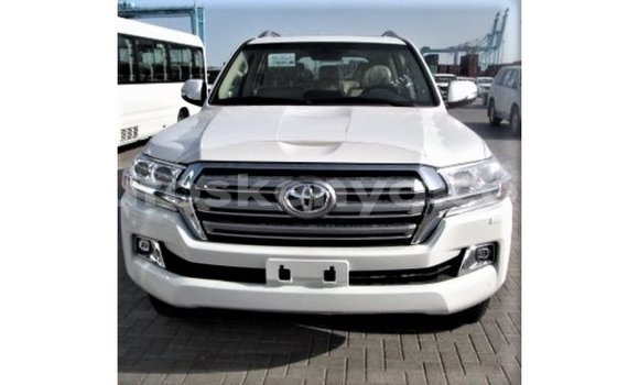 Imported Toyota Land Cruiser White Makiinaa iti Import - Dubai keessatti Central Kenya keessatti Imported Toyota Land Cruiser White Makiinaa iti Import - Dubai keessatti Central Kenya keessatti