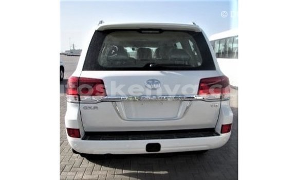 Imported Toyota Land Cruiser White Makiinaa iti Import - Dubai keessatti Central Kenya keessatti Imported Toyota Land Cruiser White Makiinaa iti Import - Dubai keessatti Central Kenya keessatti
