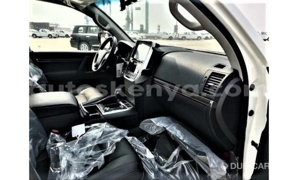 Imported Toyota Land Cruiser White Makiinaa iti Import - Dubai keessatti Central Kenya keessatti Imported Toyota Land Cruiser White Makiinaa iti Import - Dubai keessatti Central Kenya keessatti