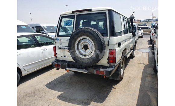 Nunua Imported Toyota Land Cruiser Nyeupe Gari ndani ya Import - Dubai nchini Kati Kenya Nunua Imported Toyota Land Cruiser Nyeupe Gari ndani ya Import - Dubai nchini Kati Kenya