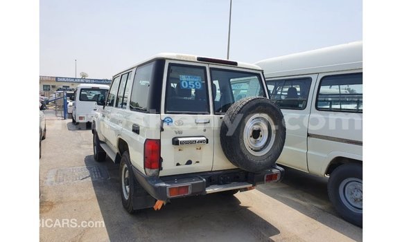 Nunua Imported Toyota Land Cruiser Nyeupe Gari ndani ya Import - Dubai nchini Kati Kenya Nunua Imported Toyota Land Cruiser Nyeupe Gari ndani ya Import - Dubai nchini Kati Kenya