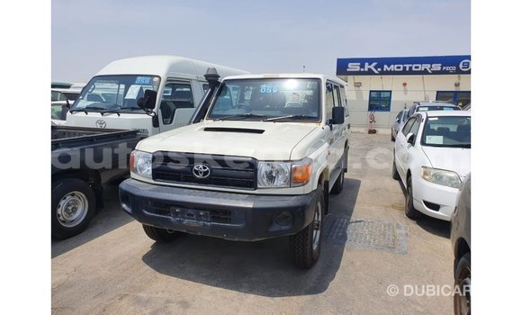 Nunua Imported Toyota Land Cruiser Nyeupe Gari ndani ya Import - Dubai nchini Kati Kenya Nunua Imported Toyota Land Cruiser Nyeupe Gari ndani ya Import - Dubai nchini Kati Kenya