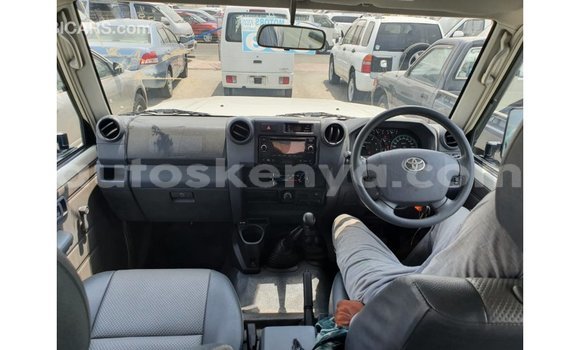 Nunua Imported Toyota Land Cruiser Nyeupe Gari ndani ya Import - Dubai nchini Kati Kenya Nunua Imported Toyota Land Cruiser Nyeupe Gari ndani ya Import - Dubai nchini Kati Kenya