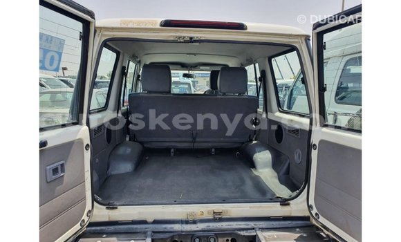 Nunua Imported Toyota Land Cruiser Nyeupe Gari ndani ya Import - Dubai nchini Kati Kenya Nunua Imported Toyota Land Cruiser Nyeupe Gari ndani ya Import - Dubai nchini Kati Kenya