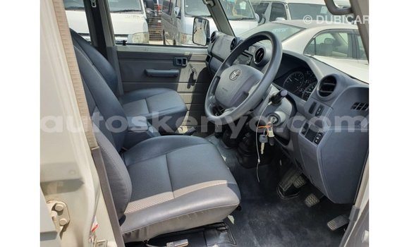 Nunua Imported Toyota Land Cruiser Nyeupe Gari ndani ya Import - Dubai nchini Kati Kenya Nunua Imported Toyota Land Cruiser Nyeupe Gari ndani ya Import - Dubai nchini Kati Kenya