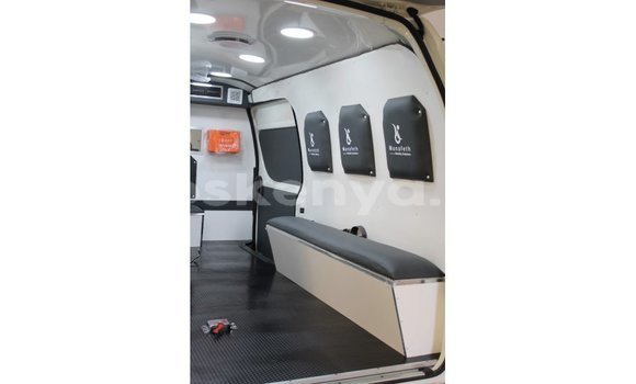 Imported Toyota Hiace White Makiinaa iti Import - Dubai keessatti Central Kenya keessatti Imported Toyota Hiace White Makiinaa iti Import - Dubai keessatti Central Kenya keessatti