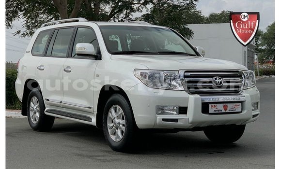 Imported Toyota Land Cruiser White Makiinaa iti Import - Dubai keessatti Central Kenya keessatti