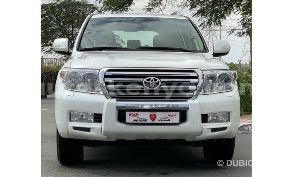 Imported Toyota Land Cruiser White Makiinaa iti Import - Dubai keessatti Central Kenya keessatti Imported Toyota Land Cruiser White Makiinaa iti Import - Dubai keessatti Central Kenya keessatti