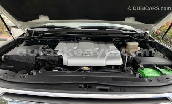 Imported Toyota Land Cruiser White Makiinaa iti Import - Dubai keessatti Central Kenya keessatti Imported Toyota Land Cruiser White Makiinaa iti Import - Dubai keessatti Central Kenya keessatti