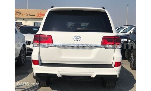 Nunua Imported Toyota Land Cruiser Nyeupe Gari ndani ya Import - Dubai nchini Kati Kenya Nunua Imported Toyota Land Cruiser Nyeupe Gari ndani ya Import - Dubai nchini Kati Kenya