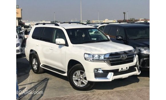 Nunua Imported Toyota Land Cruiser Nyeupe Gari ndani ya Import - Dubai nchini Kati Kenya Nunua Imported Toyota Land Cruiser Nyeupe Gari ndani ya Import - Dubai nchini Kati Kenya