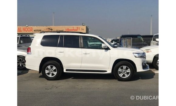 Nunua Imported Toyota Land Cruiser Nyeupe Gari ndani ya Import - Dubai nchini Kati Kenya Nunua Imported Toyota Land Cruiser Nyeupe Gari ndani ya Import - Dubai nchini Kati Kenya