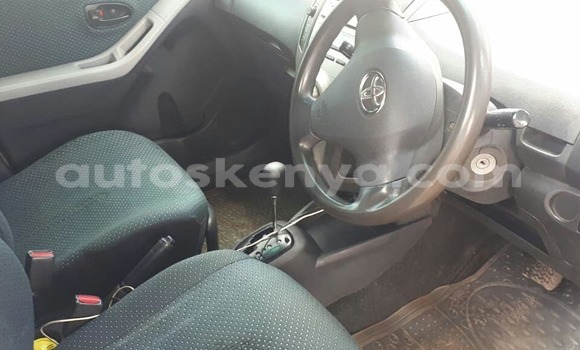 Oofamaa Toyota Vitz Silver Makiinaa iti Nairobi keessatti Nairobi keessatti