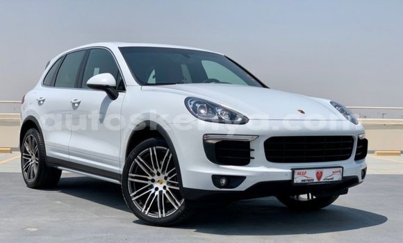 Imported Porsche Cayenne White Makiinaa iti Import - Dubai keessatti Central Kenya keessatti