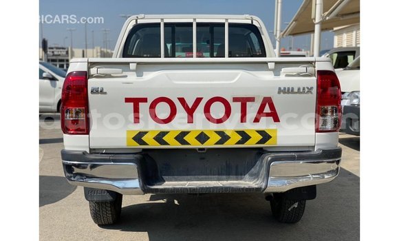 Imported Toyota Hilux White Makiinaa iti Import - Dubai keessatti Central Kenya keessatti Imported Toyota Hilux White Makiinaa iti Import - Dubai keessatti Central Kenya keessatti