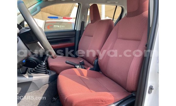 Imported Toyota Hilux White Makiinaa iti Import - Dubai keessatti Central Kenya keessatti Imported Toyota Hilux White Makiinaa iti Import - Dubai keessatti Central Kenya keessatti