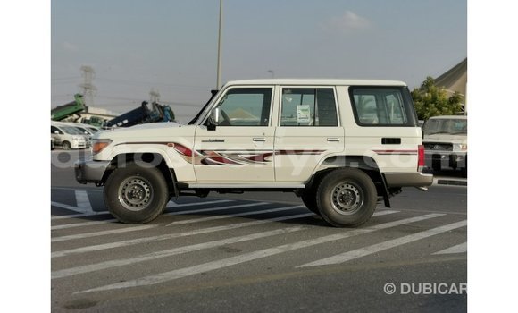 Buy Import Toyota Land Cruiser White Car in Import - Dubai in Central Kenya Buy Import Toyota Land Cruiser White Car in Import - Dubai in Central Kenya