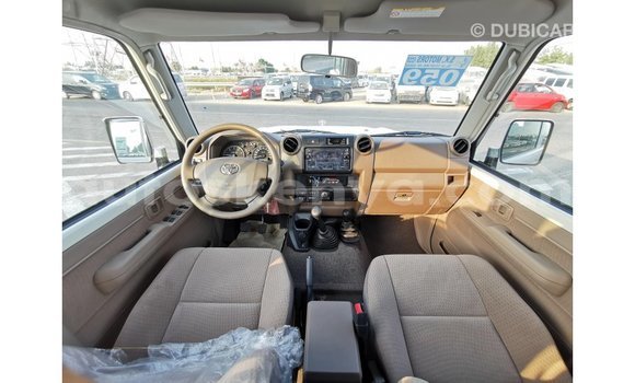 Buy Import Toyota Land Cruiser White Car in Import - Dubai in Central Kenya Buy Import Toyota Land Cruiser White Car in Import - Dubai in Central Kenya