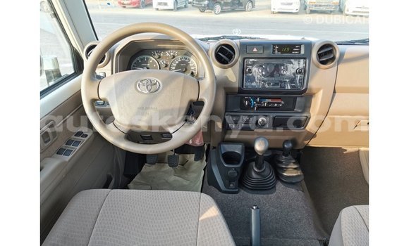 Buy Import Toyota Land Cruiser White Car in Import - Dubai in Central Kenya Buy Import Toyota Land Cruiser White Car in Import - Dubai in Central Kenya
