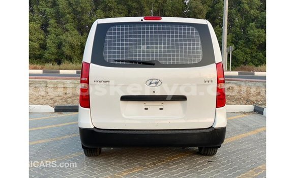 Nunua Imported Hyundai Chorus Nyeupe Lori ndani ya Import - Dubai nchini Kati Kenya Nunua Imported Hyundai Chorus Nyeupe Lori ndani ya Import - Dubai nchini Kati Kenya