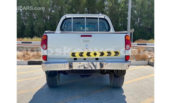 Imported Mitsubishi L200 White Makiinaa iti Import - Dubai keessatti Central Kenya keessatti Imported Mitsubishi L200 White Makiinaa iti Import - Dubai keessatti Central Kenya keessatti