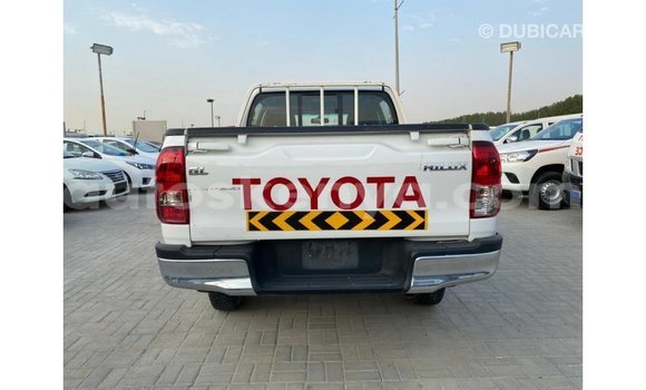 Imported Toyota Hilux White Makiinaa iti Import - Dubai keessatti Central Kenya keessatti Imported Toyota Hilux White Makiinaa iti Import - Dubai keessatti Central Kenya keessatti