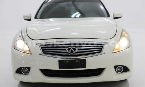 Imported Infiniti Q White Makiinaa iti Import - Dubai keessatti Central Kenya keessatti