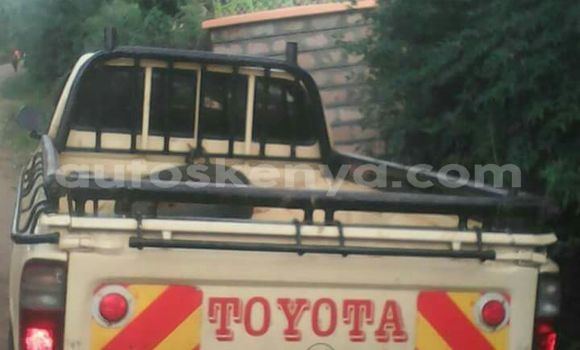 Oofamaa Toyota Hilux White Makiinaa iti Nairobi keessatti Nairobi keessatti Oofamaa Toyota Hilux White Makiinaa iti Nairobi keessatti Nairobi keessatti