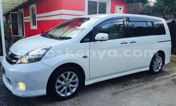 Oofamaa Toyota ISIS White Makiinaa iti Nairobi keessatti Nairobi keessatti Oofamaa Toyota ISIS White Makiinaa iti Nairobi keessatti Nairobi keessatti