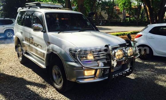 Oofamaa Toyota Land Cruiser Prado White Makiinaa iti Nairobi keessatti Nairobi keessatti Oofamaa Toyota Land Cruiser Prado White Makiinaa iti Nairobi keessatti Nairobi keessatti